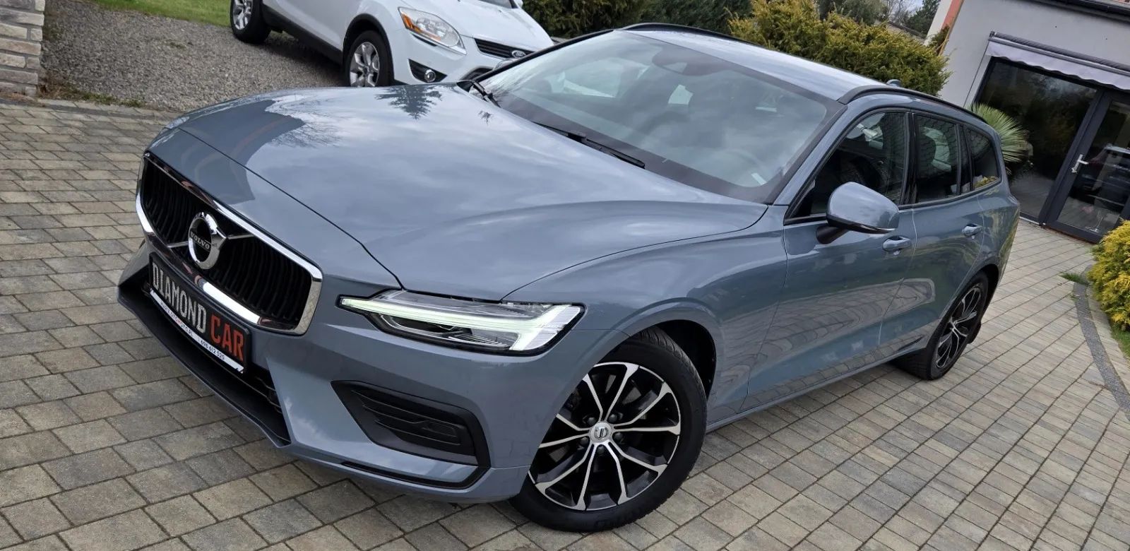 Volvo V60 B3 B Geartronic Momentum Pro 2022 - przód/bok